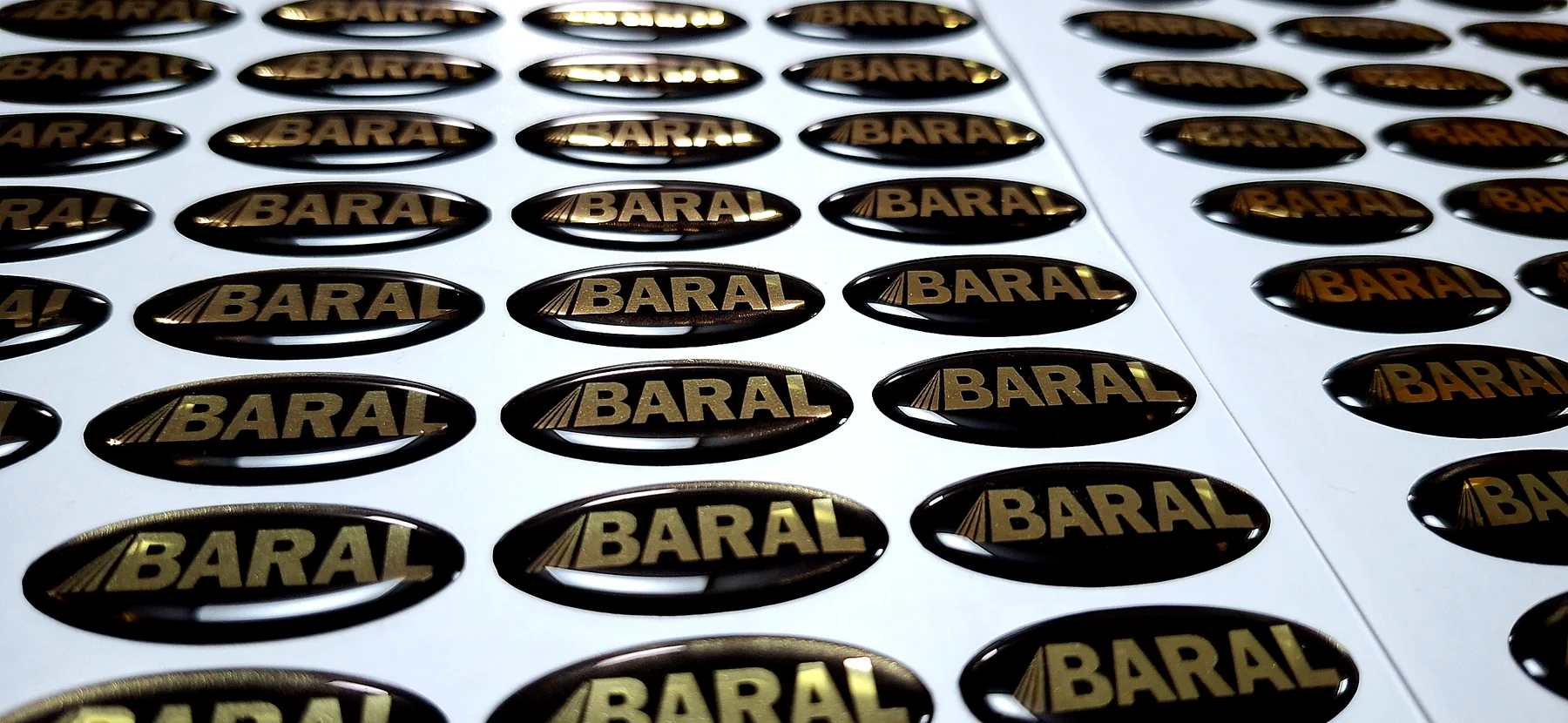 Μαύρο Φόντο Χρυσαφί Γράμματα Doming Labels